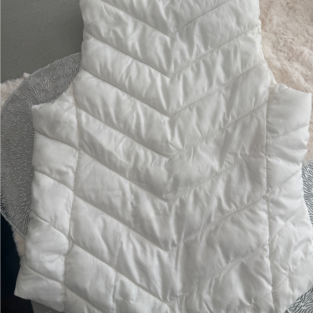SO White Quilted Puffer Vest - Medium - Picture 2 of 13